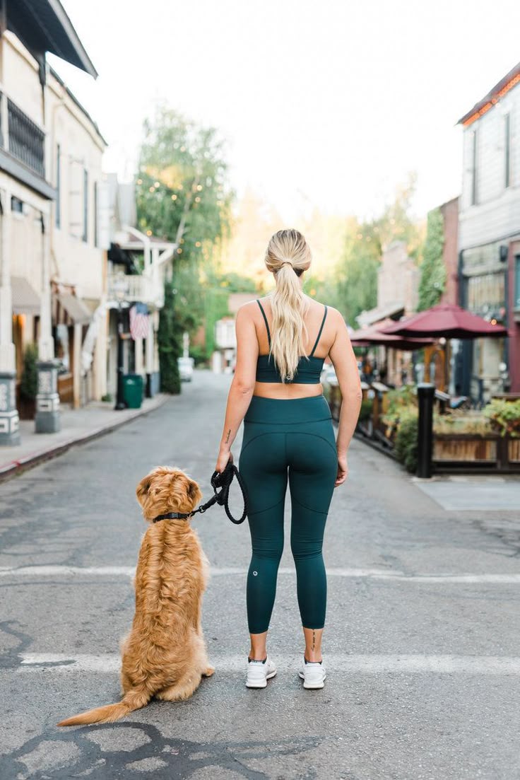 Scène urbaine avec chien